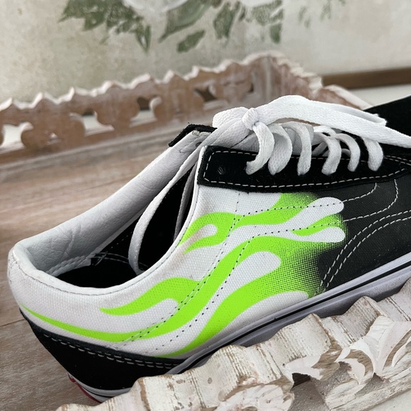 Vans with green flames size 6 mens/7.5 womens - Picture 4 of 6
